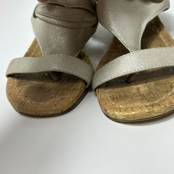 Donald Pliner Dionne Champagne Gold Metallic Leather Toe-Post Wedge Sandals Sz 8 - Picture 4 of 15